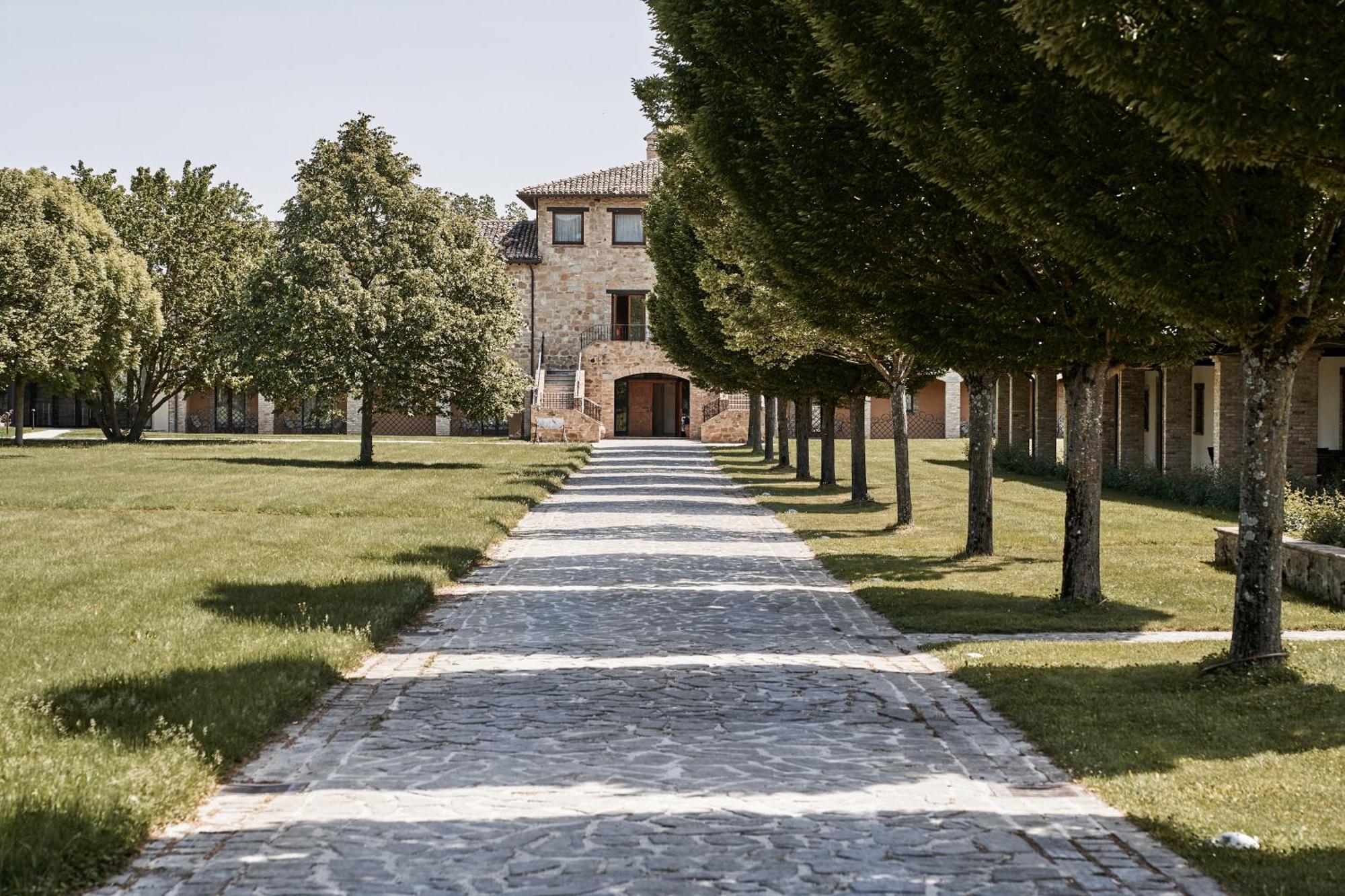 Отель Borgo Lanciano Кастельраймондо Экстерьер фото