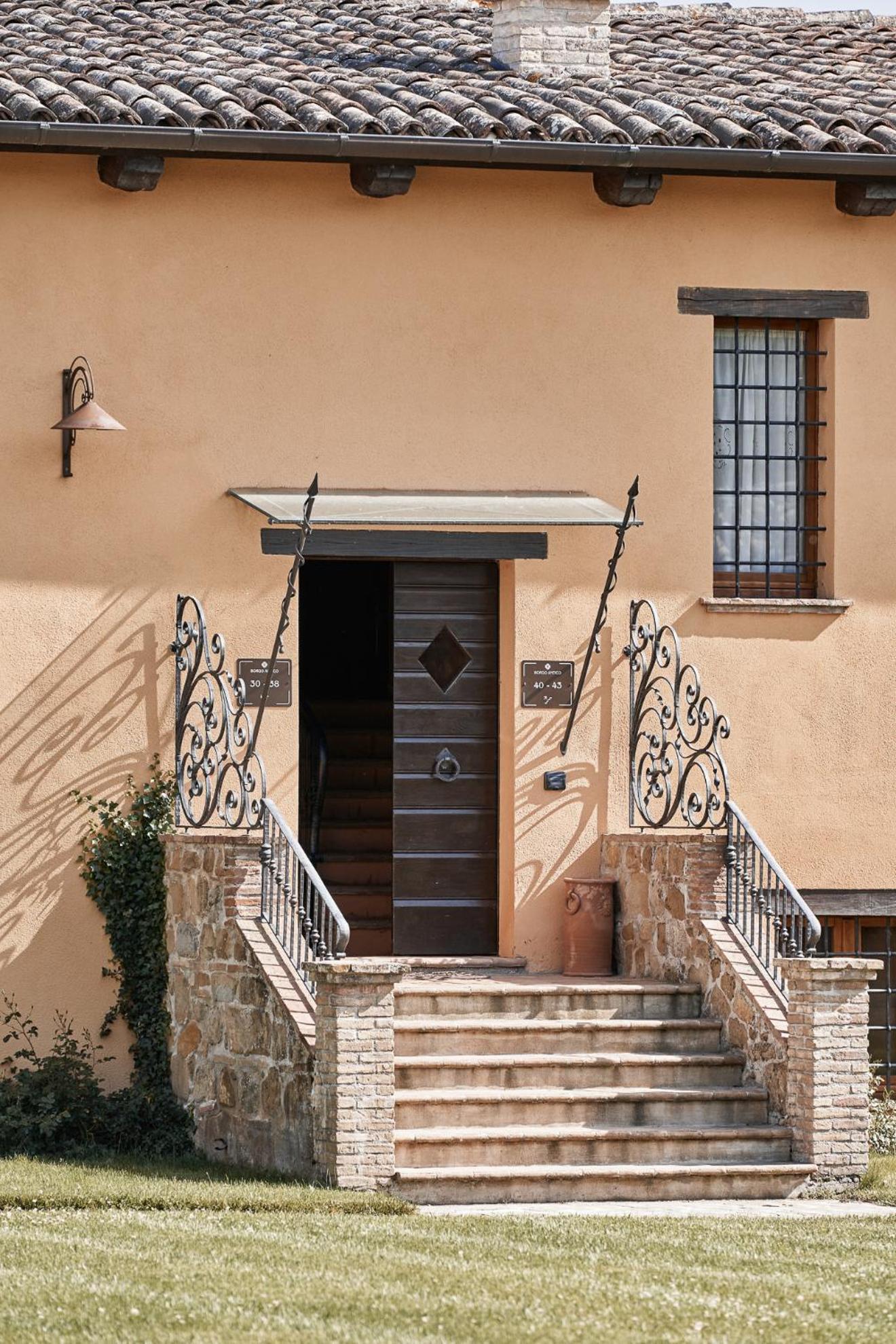 Отель Borgo Lanciano Кастельраймондо Экстерьер фото